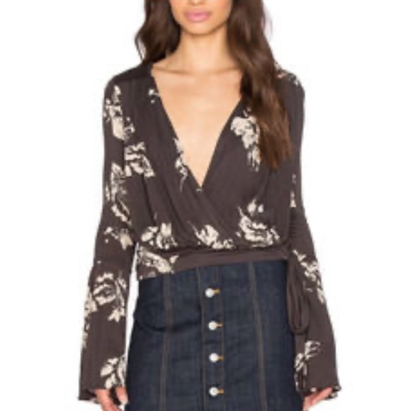 Free People Fiona Dark Grey Floral Beel Sleeve Blouse Size Small NWT - Picture 1 of 9